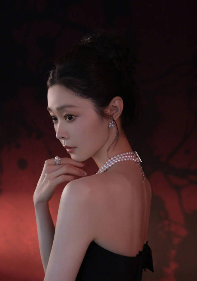 宋轶身穿一袭碎花长裙 妩媚多姿体态优雅