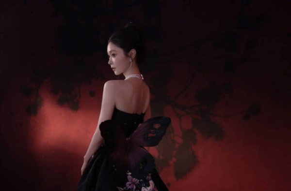 正版炒股软件 宋轶身穿一袭碎花长裙 妩媚多姿体态优雅