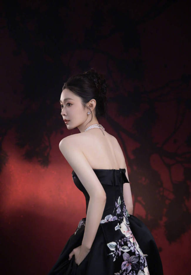 宋轶身穿一袭碎花长裙 妩媚多姿体态优雅