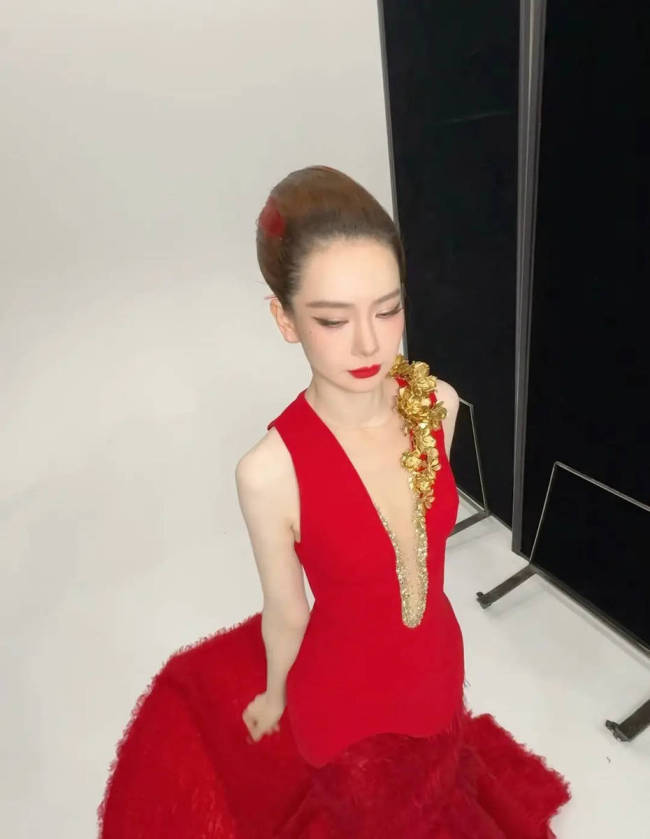 戚薇身穿一袭红裙冷艳霸气 举手投足见妩媚动人