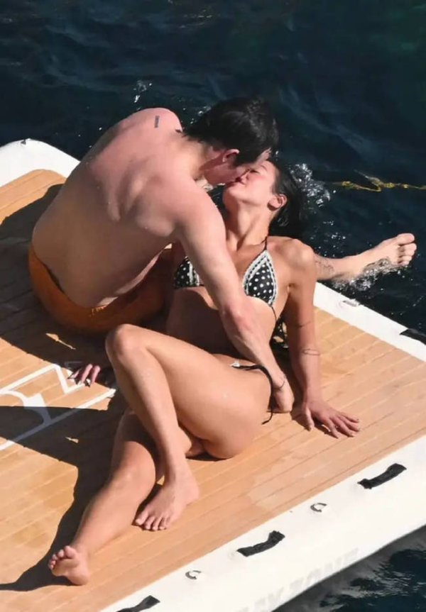 网络配资股票行情 啪姐穿比基尼身材凹凸有致 与未婚夫船上甜蜜幸福